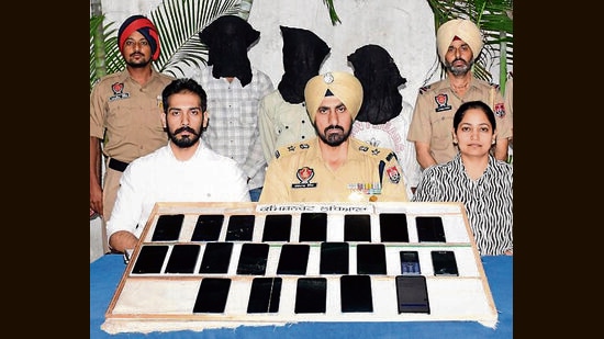 The mobile phones seized from snatching accused. (HTphoto)
