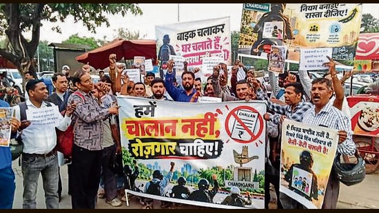 The protesters outside Elante Mall in Chandigarh on Saturday. (HT Photo)