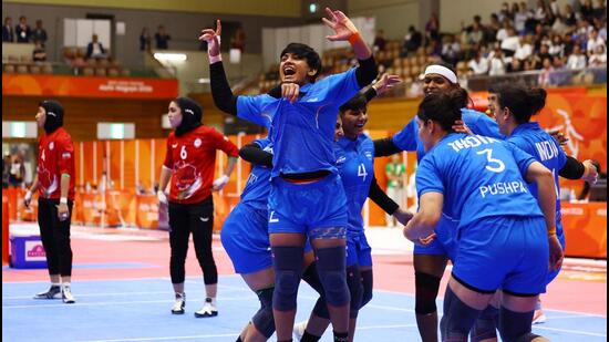 ndia's Manisha Kumari celebrates with teammates after winning the gold medal in kabaddi on Saturday. (REUTERS)
