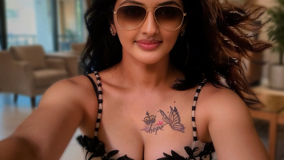 <p>ప్రస్తుతం కిల్లర్ అనే సినిమాలో హీరోయిన్ గా నటిస్తోంది జ్యోతి. ఈ మూవీకి ఆమె భర్తనే డైరెక్టర్. </p>(instagram-JyotiPoorvaj)