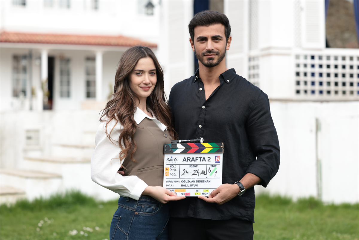 Emin Günenç and İlsu Demirci on the sets of season 2 of Arafta. Emin Günenç and İlsu Demirci on the sets of season 2 of Arafta.