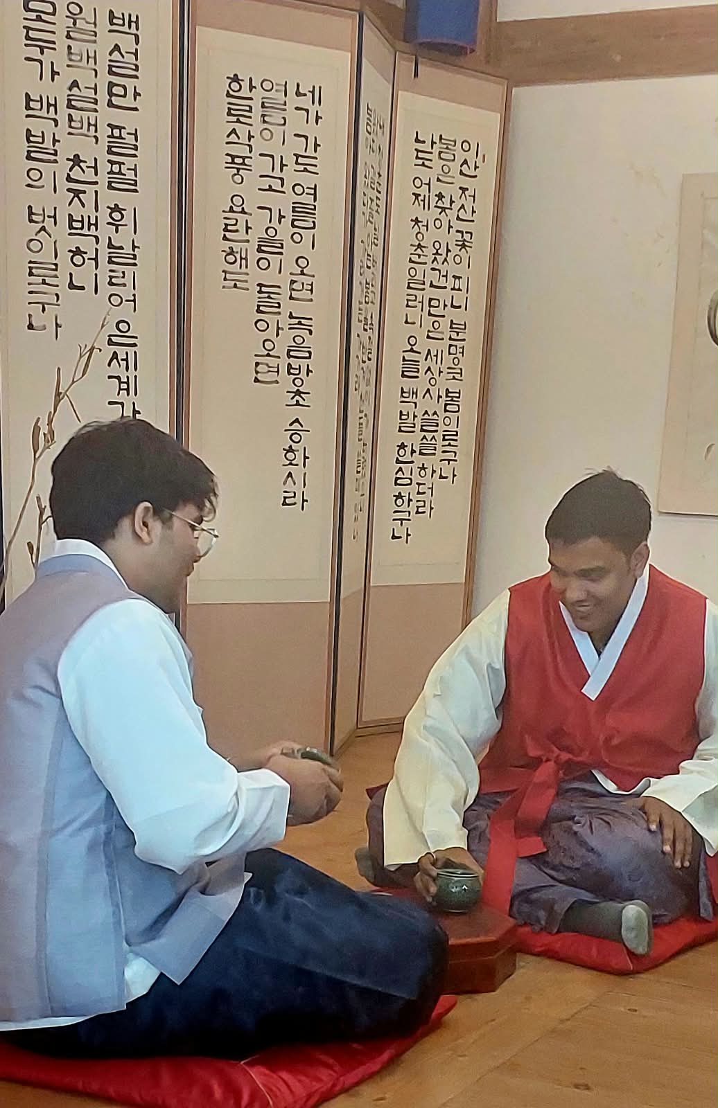 Wearing Hanbok, Korea’s traditional attire, some visitors tried their hands at playing Tuho, a game of throwing arrows into a narrow-necked jar. Wearing Hanbok, Korea’s traditional attire, some visitors tried their hands at playing Tuho, a game of throwing arrows into a narrow-necked jar.