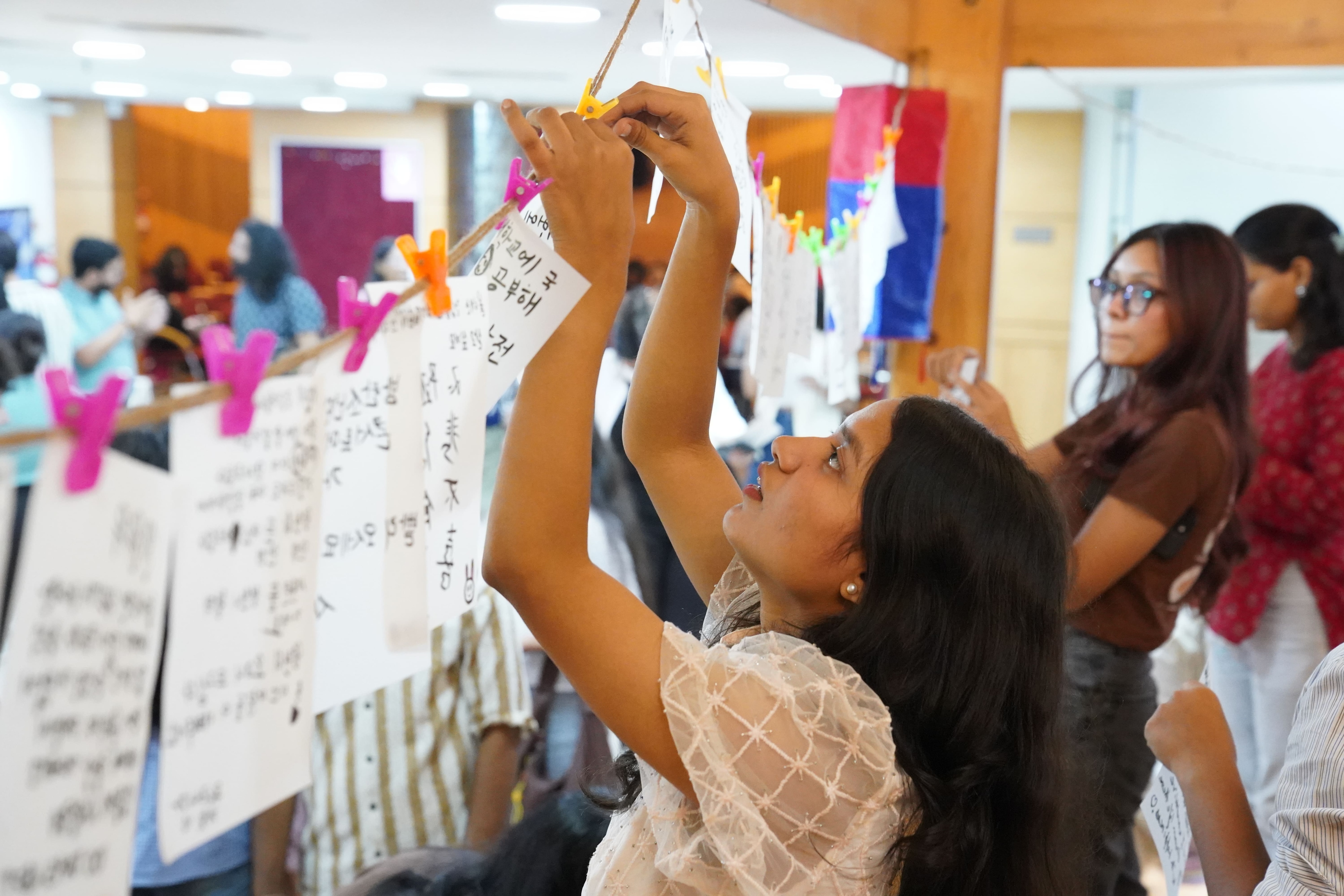 Visitors followed the Hanguel calligraphy tradition by hanging sheets featuring their wishes, holding onto the belief that these will get fulfilled. Visitors followed the Hanguel calligraphy tradition by hanging sheets featuring their wishes, holding onto the belief that these will get fulfilled.
