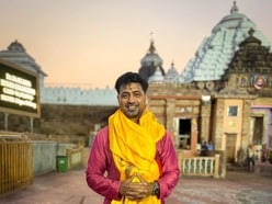 হাজারো ব্যস্ততার মাঝেই পুরী ধামে দেব