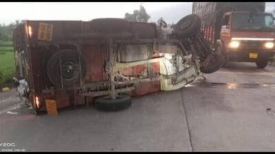 3 killed, 2 hurt after speeding poultry truck rams pickup truck near Murbad 3 killed, 2 hurt after speeding poultry truck rams pickup truck near Murbad