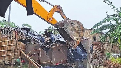 Authorities in Bihar’s Banka district demolish illegal huts and encroachments. (HT_PRINT)