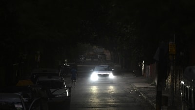 A poorly lit stretch near Lady Shri Ram College (LSR), close to Aastha Kunj park, on Wednesday. (Sanchit Khanna/Hindustan Times) (Representative Image) A poorly lit stretch near Lady Shri Ram College (LSR), close to Aastha Kunj park, on Wednesday. (Sanchit Khanna/Hindustan Times) (Representative Image)