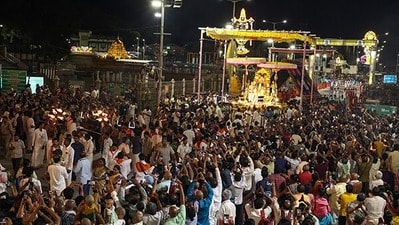 తిరుమలలో వైభవంగా పౌర్ణమి గరుడ సేవ