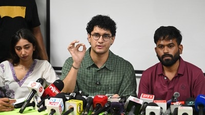 জ্ঞানেশ কুমারকে ‘জ্ঞানু’ বলে কটাক্ষ করলেন ককরোচ জনতা পার্টির (সিজেপি) সৌরভ দাস। (ছবি সৌজন্যে বিপিন কুমার হিন্দুস্তান টাইমস) জ্ঞানেশ কুমারকে ‘জ্ঞানু’ বলে কটাক্ষ করলেন ককরোচ জনতা পার্টির (সিজেপি) সৌরভ দাস। (ছবি সৌজন্যে বিপিন কুমার হিন্দুস্তান টাইমস)