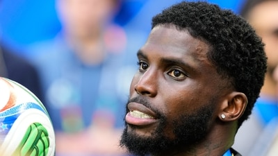 Tyreek Hill remains a free agent as he continues recovering from his 2025 knee injury. (AP Photo/Rebecca Blackwell)