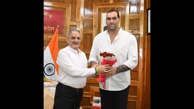 Former WWE wrestler Khali with Himachal Pradesh governor Kavinder Gupta at Lok Bhavan in Shimla on Sunday. (Deepak Sansta)