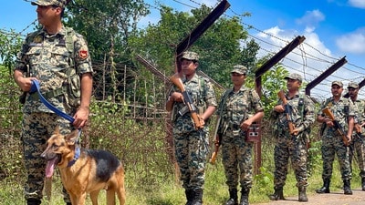 ভারতকে সীমান্তের কয়েকটি অংশে কাঁটাতারের বেড়া খুলে দেওয়ার আবেদন জানাবে বাংলাদেশ সরকার। (ছবিটি প্রতীকী, সৌজন্যে পিটিআই) ভারতকে সীমান্তের কয়েকটি অংশে কাঁটাতারের বেড়া খুলে দেওয়ার আবেদন জানাবে বাংলাদেশ সরকার। (ছবিটি প্রতীকী, সৌজন্যে পিটিআই)