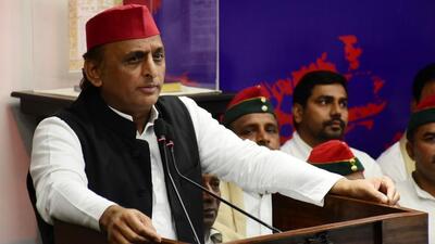 SP chief Akhilesh Yadav addresses media persons at the party headquarters in Lucknow on Sunday. (HT)