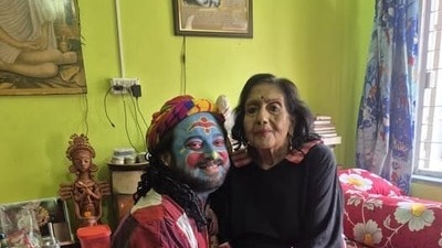 বহুরূপী সেজে সাবিত্রীর বাড়িতে গেলেন শিবপ্রসাদ