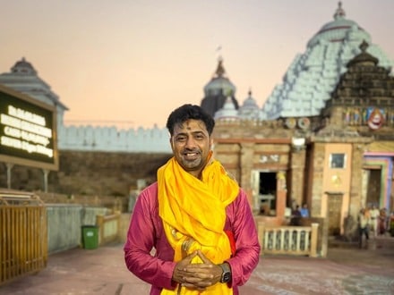 হাজারো ব্যস্ততার মাঝেই পুরী ধামে দেব