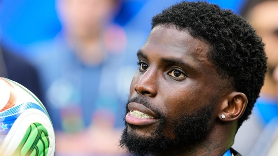 Tyreek Hill remains a free agent as he continues recovering from his 2025 knee injury.