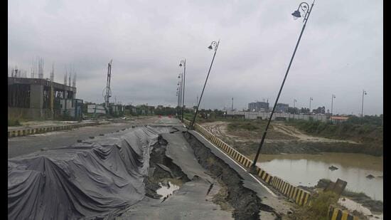 Large stretch of road caved in near Ekana Stadium following three days of continuous rainfall in Lucknow on Sunday. (Deepak Gupta/HT)