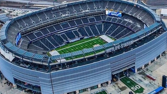 Rain and strong winds could affect Giants vs Titans at MetLife Stadium, which has no roof, with showers forecast around kickoff.
