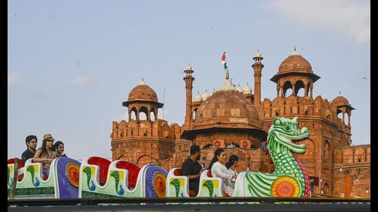 Visitors enjoy pleasant weather at the Red Fort on Sunday. (Sanjeev Verma/HT)