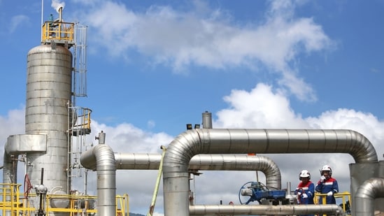 High gas prices push US workers toward remote jobs, shorter commutes and higher pay.