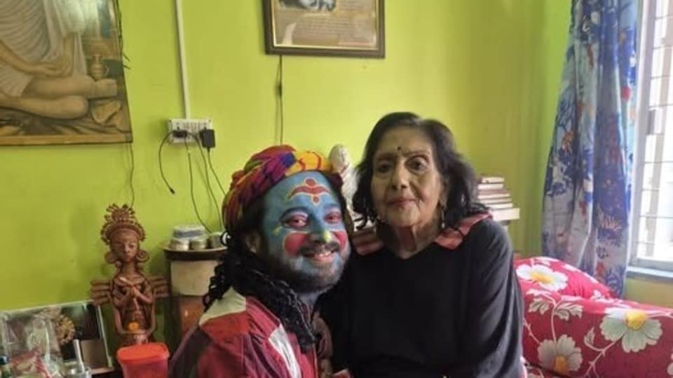 বহুরূপী সেজে সাবিত্রীর বাড়িতে গেলেন শিবপ্রসাদ