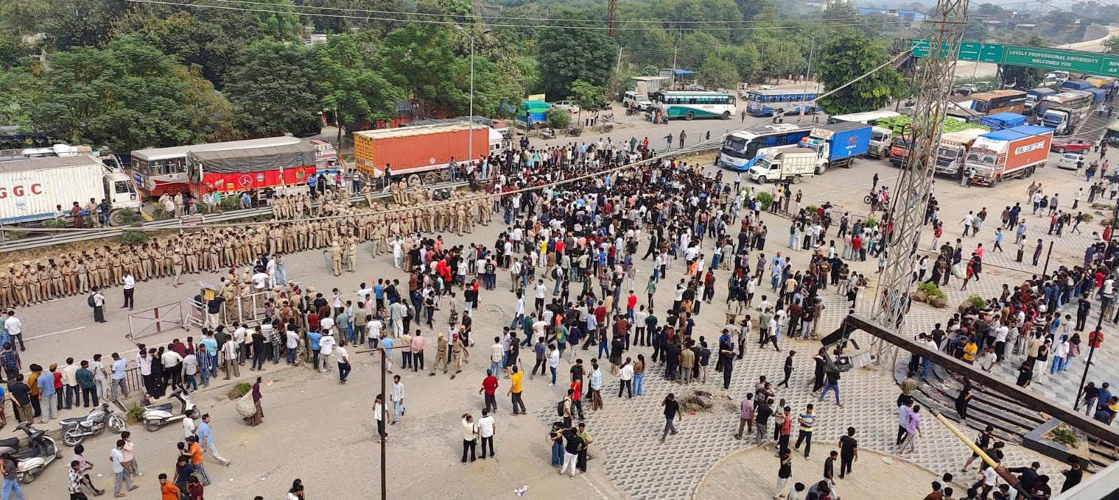 Gridlock continues at LPU as the protestors laid siege Amritsar-New Delhi national highway. Traffic diverted to alternate routes, causing inconvenience to the commuters. (HT Photo) Gridlock continues at LPU as the protestors laid siege Amritsar-New Delhi national highway. Traffic diverted to alternate routes, causing inconvenience to the commuters. (HT Photo)