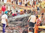 Local residents immediately rushed to the spot and joined the rescue efforts.