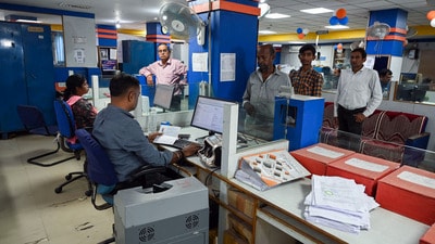 সপ্তাহে পাঁচ দিন কাজ এবং দু’দিন ছুটির দাবিতে দীর্ঘদিন ধরে আন্দোলন চালিয়ে আসছেন ব্যাঙ্ককর্মীদের সংগঠনগুলি। (Somnath Sen)