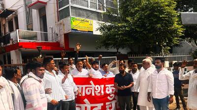 Congress workers during their protest in Agra on Monday. (HT Photo) Congress workers during their protest in Agra on Monday. (HT Photo)