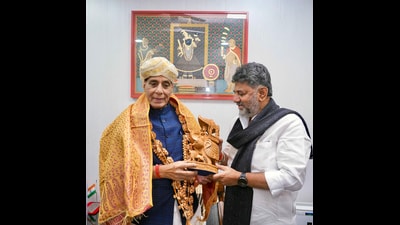 Defence minister Rajnath Singh with Karnataka chief minister DK Shivakumar in New Delhi on Monday. (ANI) Defence minister Rajnath Singh with Karnataka chief minister DK Shivakumar in New Delhi on Monday. (ANI)
