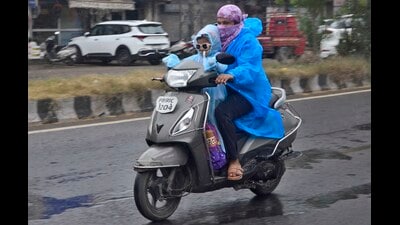 Mercury settles at 21.2°C after showers; IMD forecasts dry days ahead; rainfall deficit remains at 38%. (Gurpreet Singh/HT)