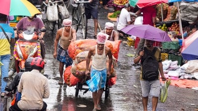 শরতের শুরুতেই যেন মেঘের আড়ালে ঢাকা পড়েছিল আকাশ। (PTI) শরতের শুরুতেই যেন মেঘের আড়ালে ঢাকা পড়েছিল আকাশ। (PTI)