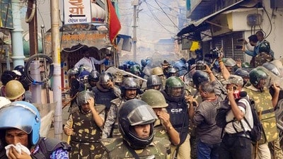 সিংহস্থ মেলার প্রস্তুতিতে রাস্তা চওড়া করার কাজ ঘিরে মধ্যপ্রদেশের উজ্জয়নে ফের উত্তেজনা। (PTI) সিংহস্থ মেলার প্রস্তুতিতে রাস্তা চওড়া করার কাজ ঘিরে মধ্যপ্রদেশের উজ্জয়নে ফের উত্তেজনা। (PTI)
