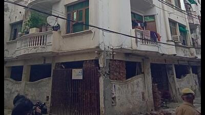 The incident occurred between 10:30 am and 11:00 am, putting the lives of dozens of residents at risk. LDA officials present at the scene confirmed that rooms had been constructed and sold even on the illegal sixth floor (terrace). (Deepak Gupta/HT Photo) The incident occurred between 10:30 am and 11:00 am, putting the lives of dozens of residents at risk. LDA officials present at the scene confirmed that rooms had been constructed and sold even on the illegal sixth floor (terrace). (Deepak Gupta/HT Photo)