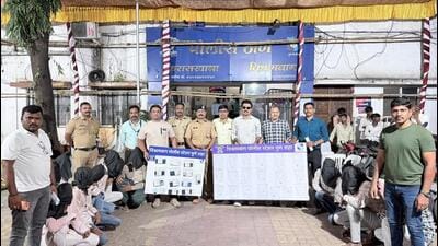 Vishrambaug police have arrested five suspected members of a gang allegedly involved in stealing gold ornaments, mangalsutras, purses and mobile phones during Ganesh festival. (HT)