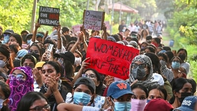 Rage and loathing: Women students protest near LSR college (Sanchit Khanna/Hindustan Times) Rage and loathing: Women students protest near LSR college (Sanchit Khanna/Hindustan Times)