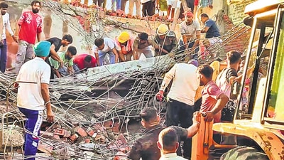 Local residents immediately rushed to the spot and joined the rescue efforts. (HT_PRINT) Local residents immediately rushed to the spot and joined the rescue efforts. (HT_PRINT)