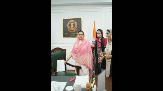 During the Maawan-Dheeyan Insaaf rally in Sangrur on Monday, senior Shiromani Akali Dal leader and Bathinda MP Harsimrat Kaur Badal symbolically placed a memorandum on the vacant chair of the deputy commissioner before an official accepted it. (HT Photo)