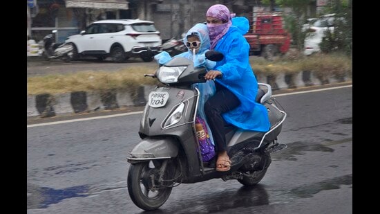 Mercury settles at 21.2°C after showers; IMD forecasts dry days ahead; rainfall deficit remains at 38%. (Gurpreet Singh/HT)