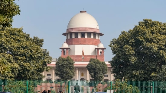 A bench of Justices Vikram Nath and Sandeep Mehta admitted the Maharashtra government's order appeal for hearing.