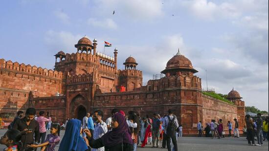 The air quality remained in the “satisfactory” category on Monday. (Hindustan Times)