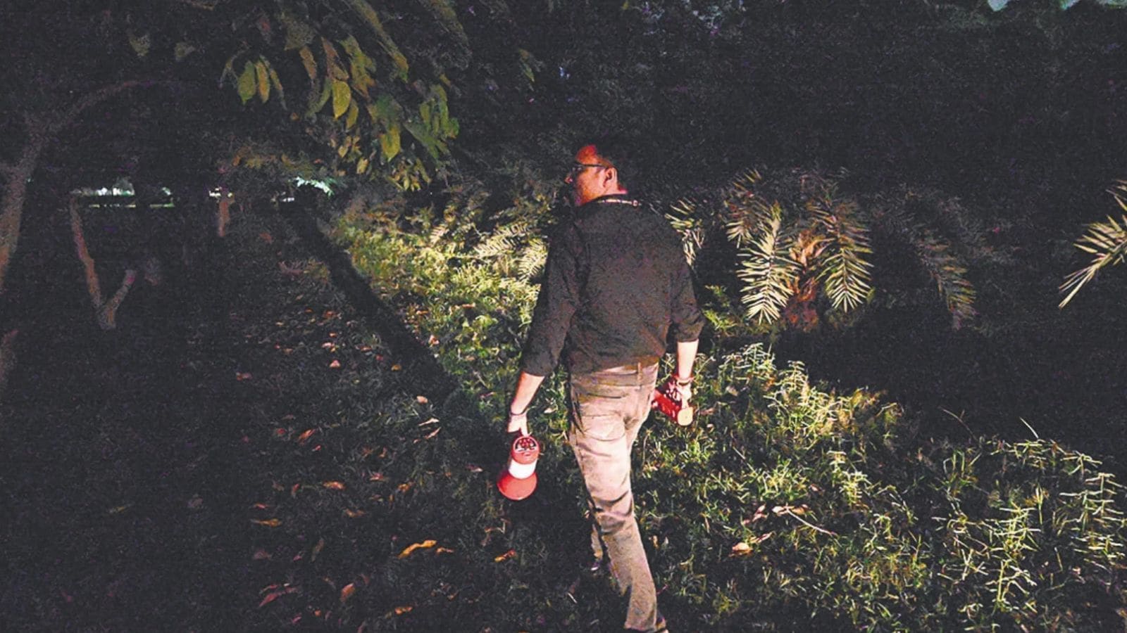 At Millennium Park, there are no lights, so guards use torches to conduct their patrols. (SANCHIT KHANNA/HT) At Millennium Park, there are no lights, so guards use torches to conduct their patrols. (SANCHIT KHANNA/HT)