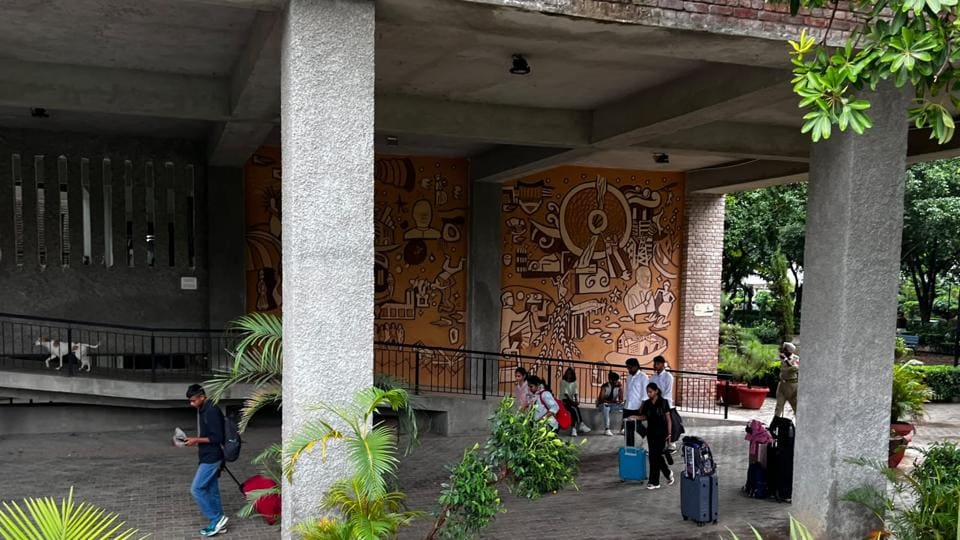 Students heading home after classes were suspended for 10 days from Monday. (HT Photo) Students heading home after classes were suspended for 10 days from Monday. (HT Photo)