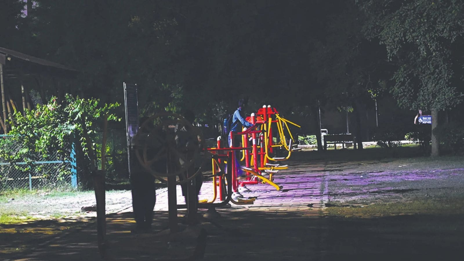 As the sun the fell, the Sarita Vihar Park became dark in several places and, what it had been a bustling area till an hour, fell quiet. (ARVIND YADAV/HT) As the sun the fell, the Sarita Vihar Park became dark in several places and, what it had been a bustling area till an hour, fell quiet. (ARVIND YADAV/HT)