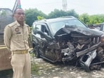 Damaged vehicles at the accident site on Agra-Lucknow Expressway in Firozabad. (HT)