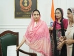 During the Maawan-Dheeyan Insaaf rally in Sangrur on Monday, senior Shiromani Akali Dal leader and Bathinda MP Harsimrat Kaur Badal symbolically placed a memorandum on the vacant chair of the deputy commissioner before an official accepted it. (HT Photo)