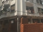 Heavy-duty jacks and parallel brick pillar deployed to temporarily stabilize the structure, aiming to give 25 evacuated families a narrow window to retrieve their belongings before demolition. (Sourced)