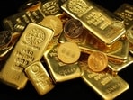 Gold prices remain near a seven-week low as oil prices and US Treasury yields rise. 