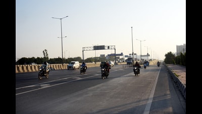 According to police, the incident took place around 11.40 pm when a private bus carrying 28 passengers from Delhi was headed toward Budaun in Uttar Pradesh. (Sakib Ali/HT Photo) According to police, the incident took place around 11.40 pm when a private bus carrying 28 passengers from Delhi was headed toward Budaun in Uttar Pradesh. (Sakib Ali/HT Photo)
