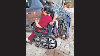 An elderly citizen being taken out of the facility. (HT Photo) An elderly citizen being taken out of the facility. (HT Photo)